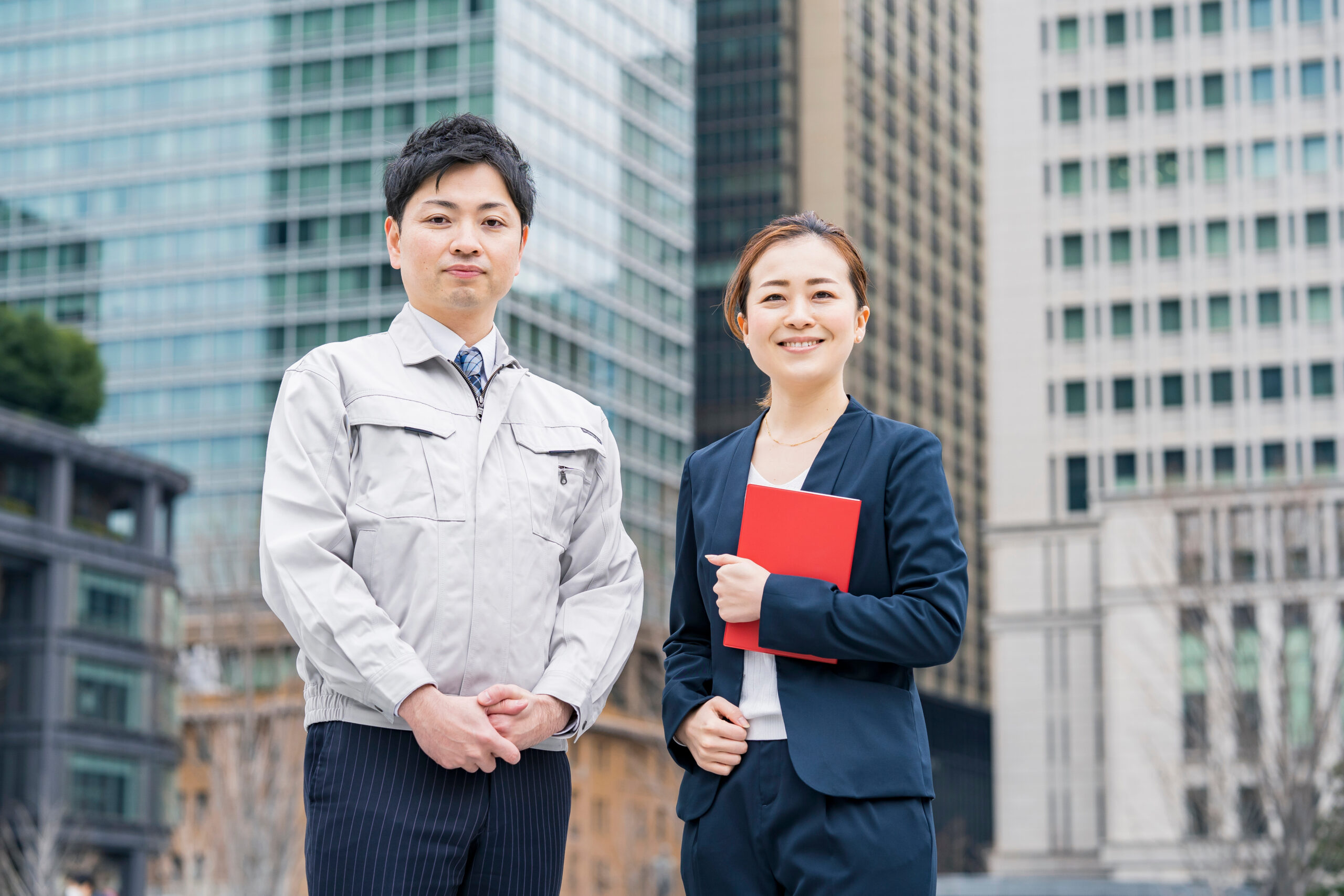 作業服姿のビジネスマンとスーツ姿のビジネス