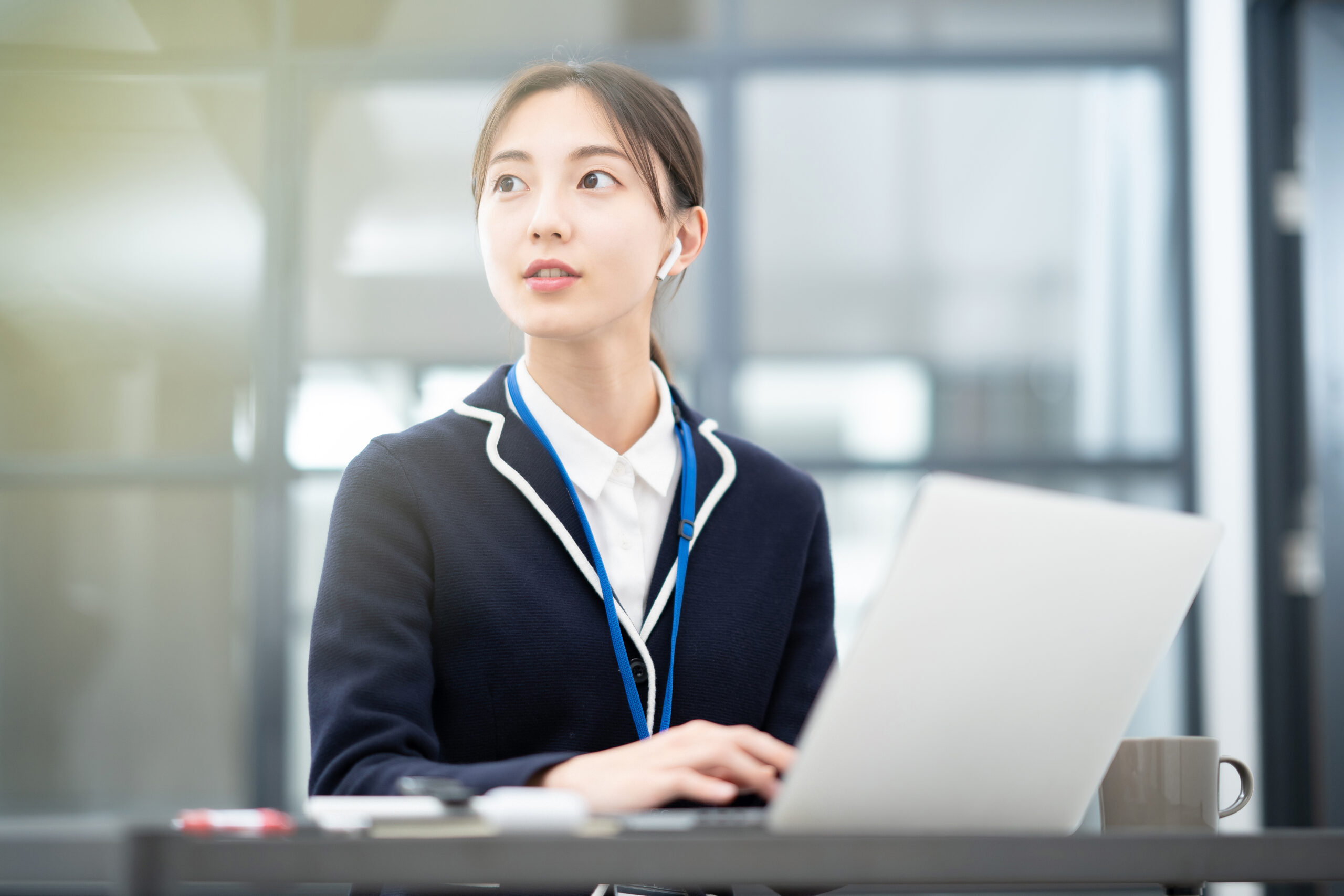 オフィスで仕事をする若い女性