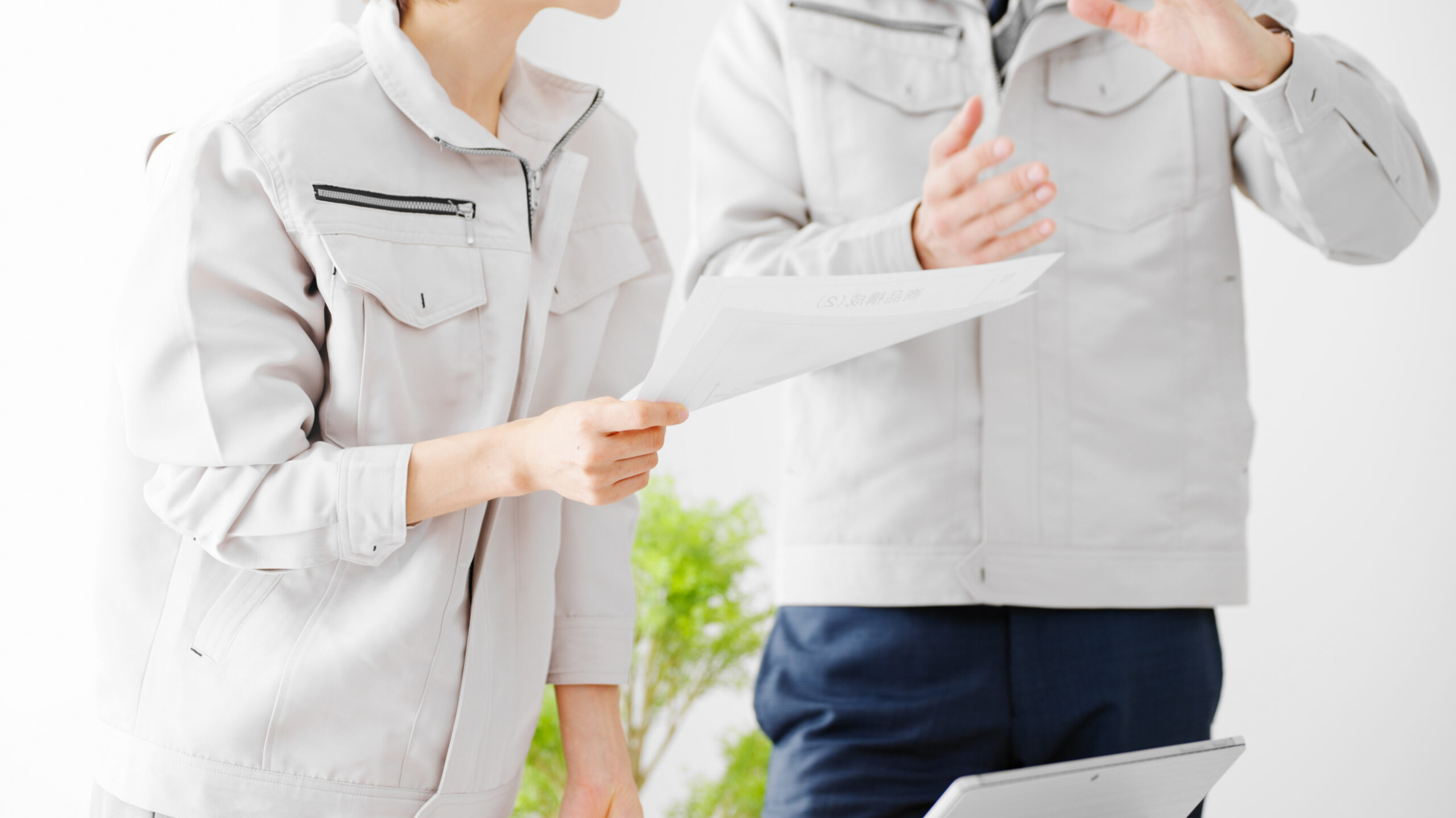 ミーティングをする作業服のビジネスマンとビ