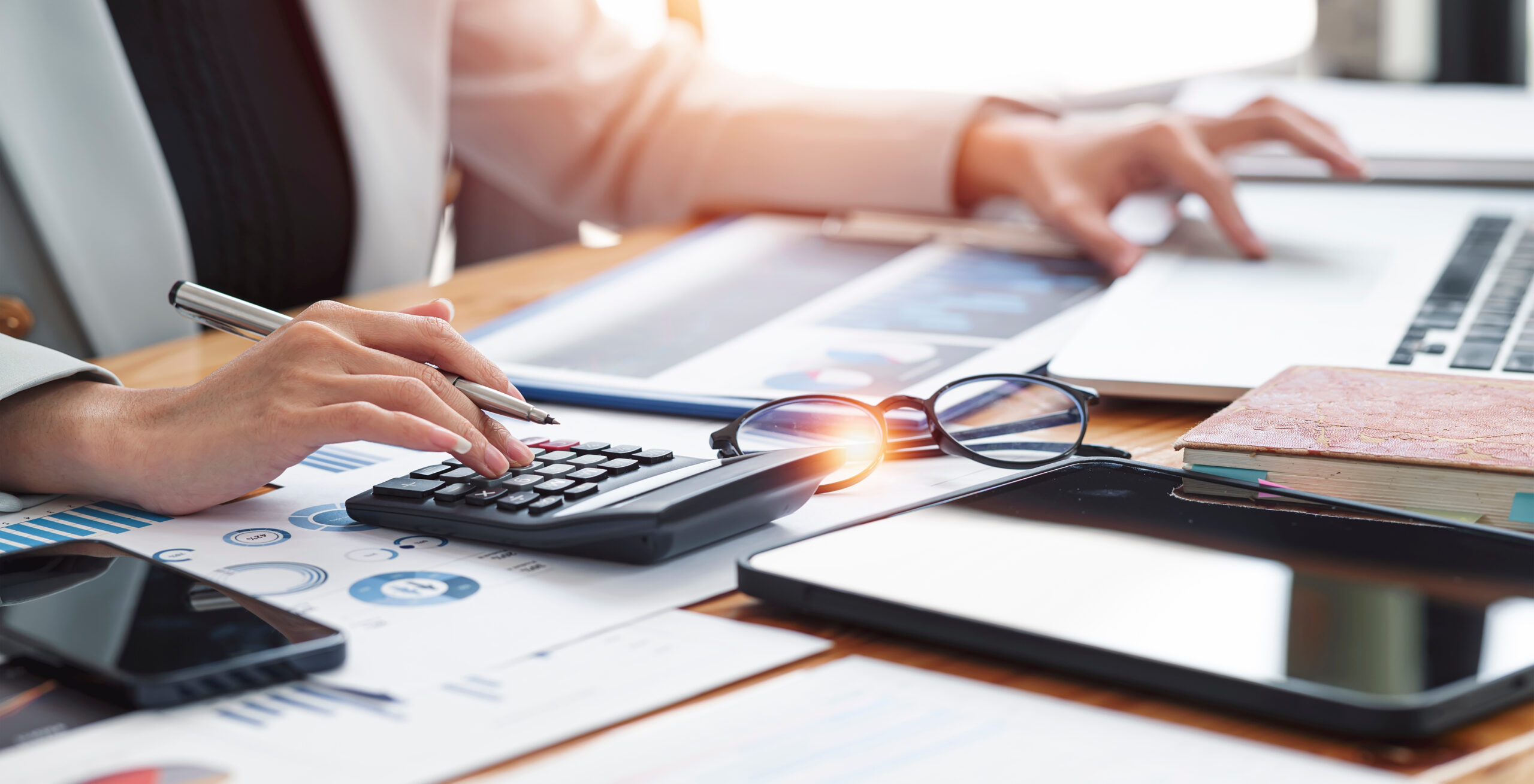 Businesswoman or accountant working Financial investment on calc