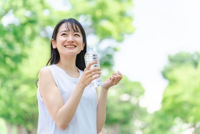 水を飲む女性